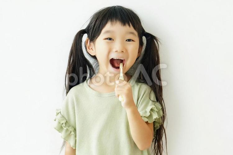 大きな口を開けて歯磨きする女の子 歯磨き,子供,女の子の写真素材