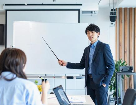 セミナー講師として話す日本人男性 セミナー講師として話す日本人男性の写真