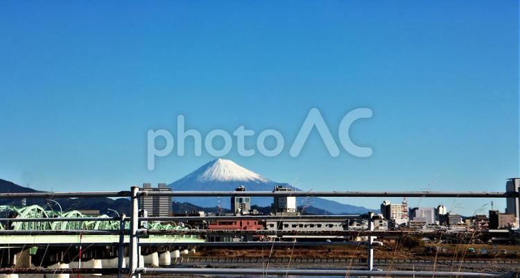 美しい冬の富士山と安倍川の鉄橋 富士山,雪,頂上の写真素材