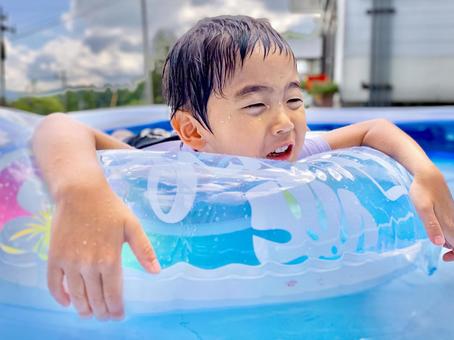 うきわと子ども うきわと子ども 子ども,プール,浮き輪の写真素材