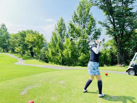 ゴルフコースでスイングする女性 ゴルフコースでスイングする女性 ゴルフ,女性,ゴルファーの写真素材