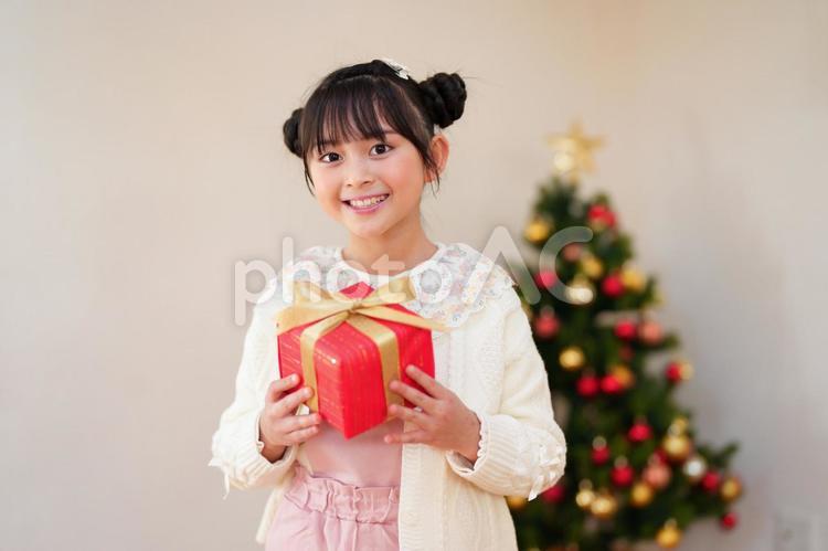 赤い箱を持ち笑う女の子 女の子,プレゼント,リボンの写真素材