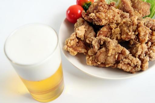 ビールと唐揚げの食卓 ビールと唐揚げの食卓 ビール,唐揚げ,料理の写真素材