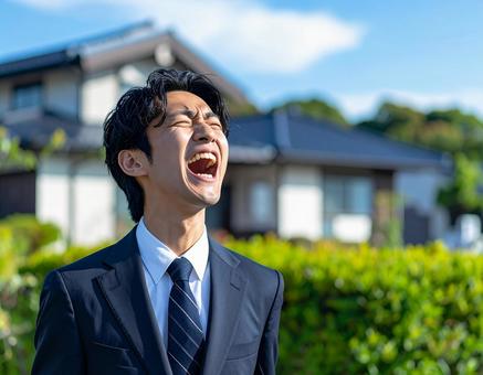 怒鳴っているスーツ姿の日本人男性の写真