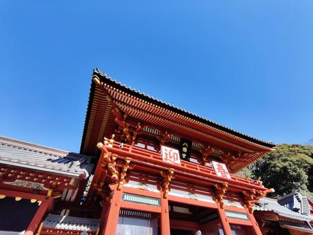 青空に映える朱色の門 青空に映える朱色の門 朱色,神社仏閣,建築の写真素材