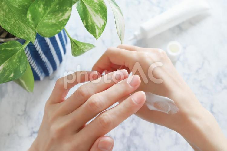 ハンドクリームを塗る手元 ハンドクリーム,ハンドケア,手荒れの写真素材