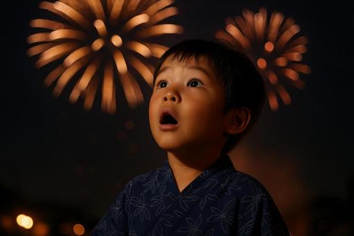 驚きの表情で花火を見る男の子 驚きの表情で花火を見る男の子の写真