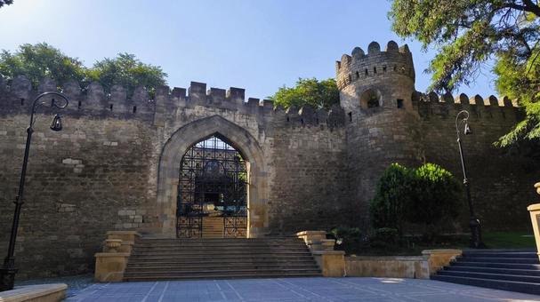 バクーの旧市街の入口(シェマハ門)の写真