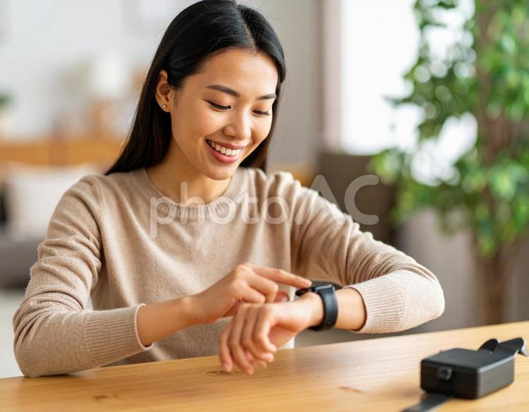 時計を見ている女性 女性,若い,若い女性の写真素材