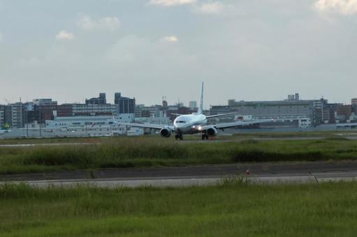 夕暮れ時の福岡空港の風景の写真