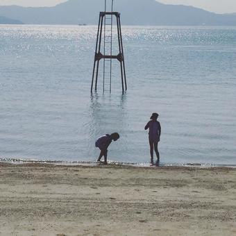 海で遊ぶ子供達 景色,風景,海沿いの街の写真素材