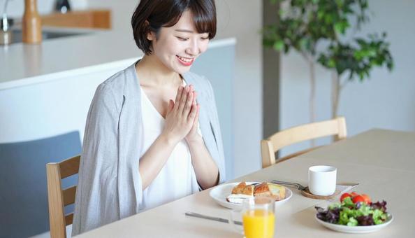 健康的で美しい女性の朝食風景 健康的で美しい女性の朝食風景の写真