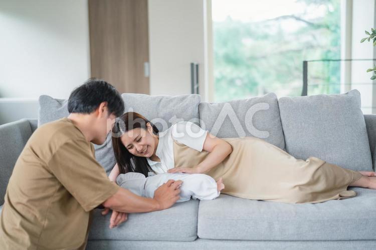 赤ちゃんを世話する男性 赤ちゃん,夫婦,育児の写真素材
