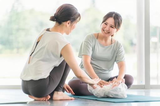 マタニティヨガ・プレママヨガに通う妊婦 マタニティヨガ・プレママヨガに通う妊婦 プレママヨガ,ヨガ教室,ヨガスタジオの写真素材