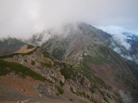 西農鳥岳付近から望む間ノ岳と農鳥小屋 西農鳥岳付近から望む間ノ岳と農鳥小屋の写真