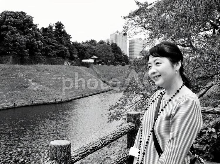皇居と女性４　白黒 お堀,コピースペース,ビルの写真素材