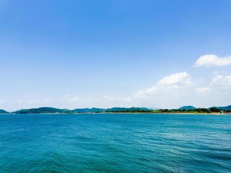 青い海と青い空と島 青い海と青い空と島 波,海,青空の写真素材
