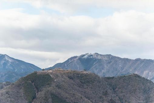 冬の夕暮れに照らされる竹田城跡 冬の夕暮れに照らされる竹田城跡 日本,美しい,風景の写真素材