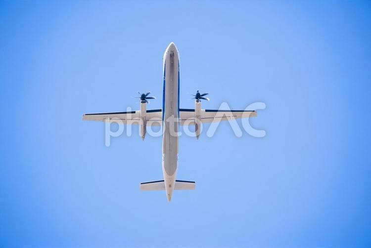 真下から見る飛行中のプロペラ機 プロペラ機,旅客機,飛行機の写真素材