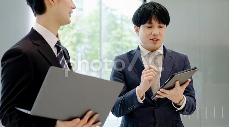 ロビーで打ち合わせをするビジネスマン ビジネスマン,男性,ビジネスの写真素材