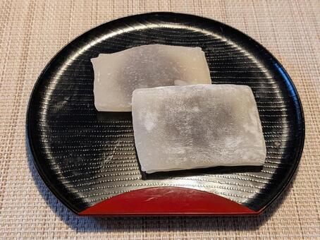 黒い半月皿に載った二つの餅菓子 羽二重餅,餅菓子,和菓子の写真素材