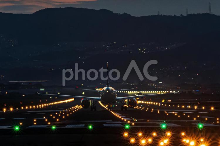 空港　飛行機（伊丹空港）58 飛行機,航空機,千里川の写真素材
