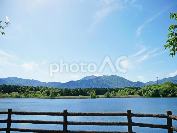 広大な自然の池と山と青空の風景 山,池,湖の写真素材