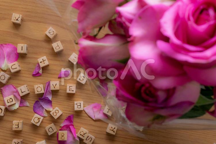 ピンクの薔薇の花束と”LOVE"の文字 花束,花びら,愛情の写真素材