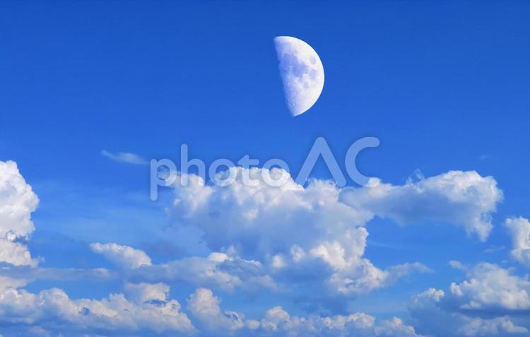 空・背景素材/夏の空雲と昼の半月（誇張） 空,雲,青空の写真素材