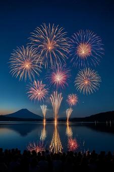 夜空に上がる花火 夜空に上がる花火の写真