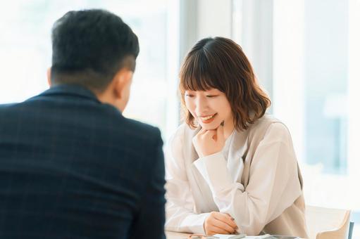 ミーティングをする男女2人のビジネスマン ミーティングをする男女2人のビジネスマンの写真