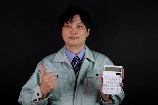 計算機を持つ男性 計算機を持つ男性 男性,計算機,電卓の写真素材