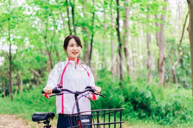自然の中でサイクリングを楽しむ若い女性 自然,アウトドア,サイクリングの写真素材