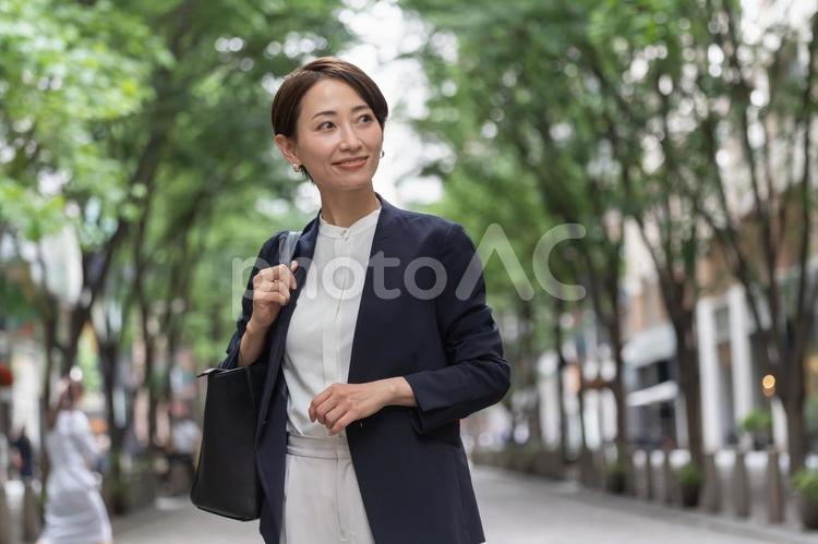 スーツを着たショートヘアーの女性 女性,スーツ,会社員の写真素材