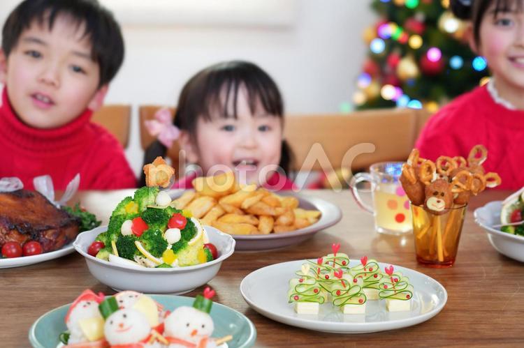 かわいいクリスマス料理と子供たち 男女,クリスマス,笑顔の写真素材