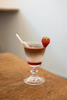 苺が添えられたいちごロイヤルミルクティー イチゴ,ミルクティー,春の写真素材