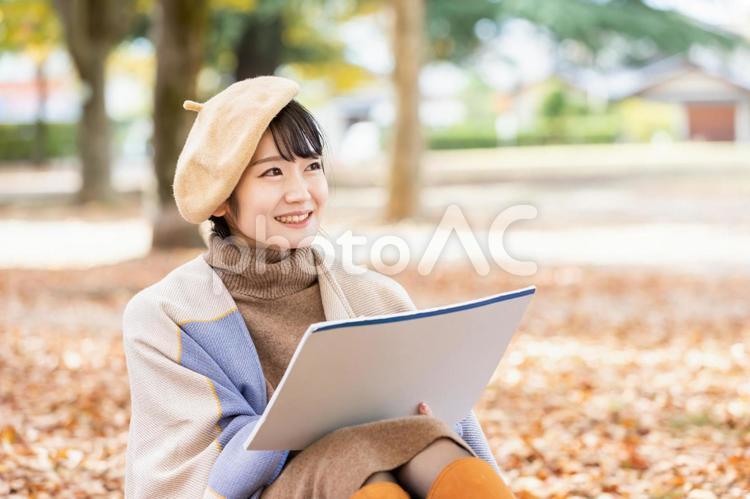 芸術の秋・絵を描く女性（笑顔） 画家,イラストレーター,絵の写真素材