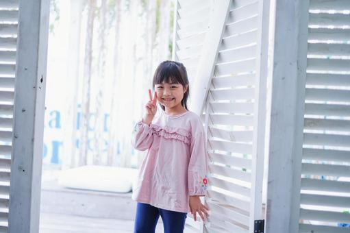 リゾートで遊ぶ小さな女の子 子供,山小屋,自然の写真素材