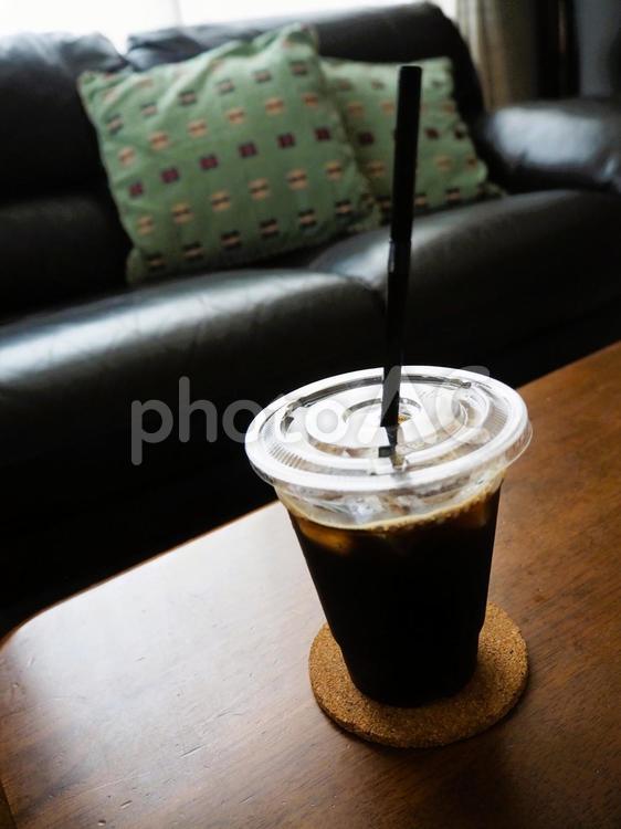 アイスコーヒー コーヒー,木のテーブル,アイスコーヒーの写真素材