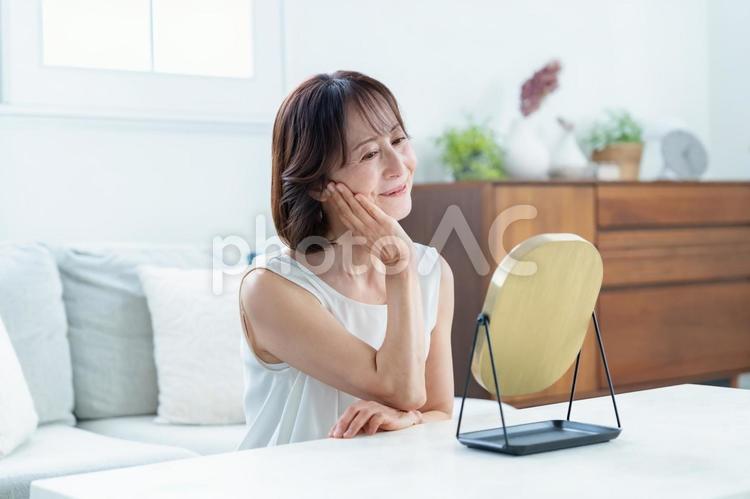 鏡を見るシニア女性 女性,ライフスタイル,シニアの写真素材