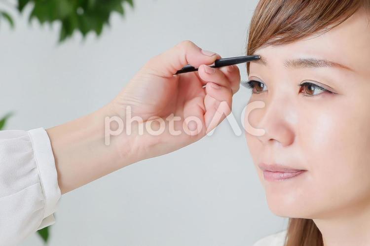 まゆげを書かれる女性 眉,まゆ毛,女性の写真素材