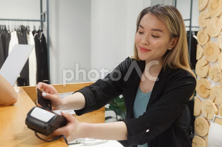 お会計をする女性7 店員,レジ,会計の写真素材