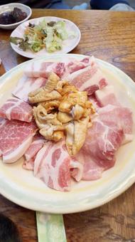 ホルモン焼肉屋のメニュー 豚バラと白もつ ホルモン焼肉屋のメニュー 豚バラと白もつの写真