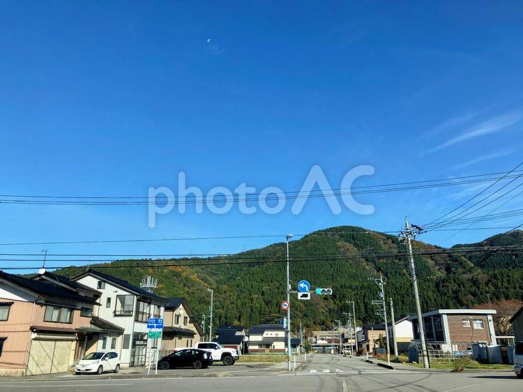 田舎の交差点 風景,自然,山の写真素材