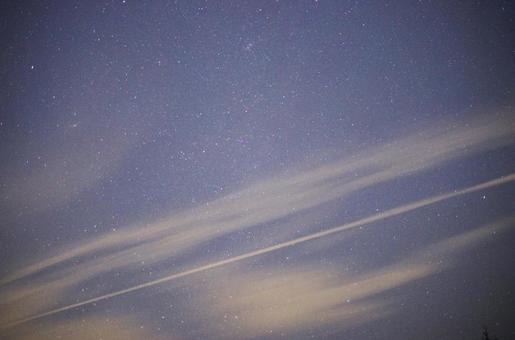 夜空を横切る光跡と星々 星空,夜空,星の写真素材