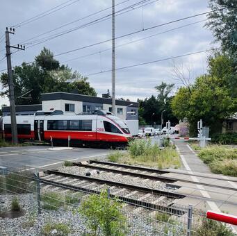ウィーンを走る赤白の鉄道車両 ウィーン,オーストリア,鉄道の写真素材