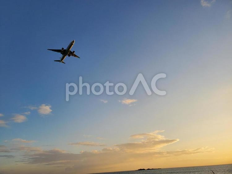 沖縄の夕日と飛行機 空,フライト,自然の写真素材