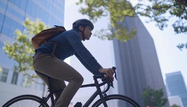 ロードバイクでサイクリングする男性 ロードバイクでサイクリングする男性の写真