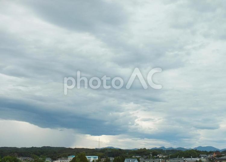 ９月の物悲しい雲　メランコリーな風景 くも,空,街並みの写真素材
