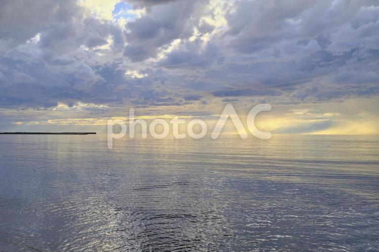 夕焼けの空と海2022 海,夕日,絶景の写真素材
